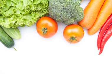 Sebzeler beyaz arkaplanda izole