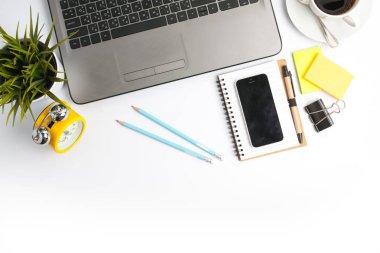 çiçek ve kahve fincanı t ofis resepsiyon masası bilgisayar ile malzemeleri