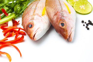 taze balık fileto aromatik otlar baharat ile lezzetli bölümü