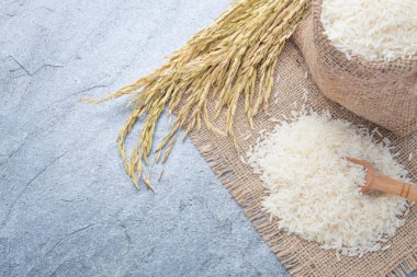 Altın Başak bir kaşıkla Tay kokulu Yasemin pirinç