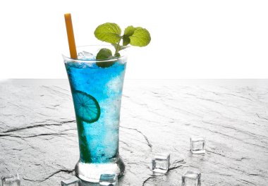 Klasik kokteyl bule içki limon ve tuz taş.