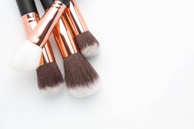 İzole çeşitli makyaj fırçaları 
