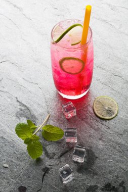 Kırmızı soda kireç kireç içkiyle