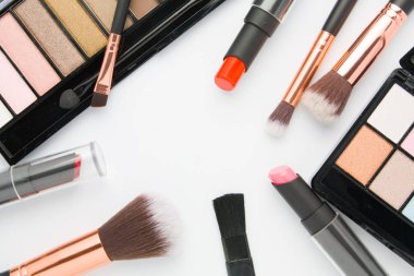 Makyaj fırça üzerine beyaz Far paleti ile ayarla  