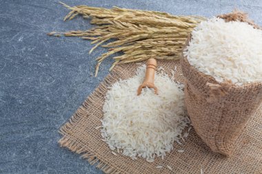 Altın Başak bir kaşıkla Tay kokulu Yasemin pirinç