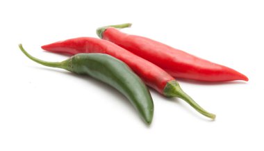 Kırmızı ve yeşil biber izole sıcak 