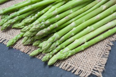 demet kuşkonmaz kayrak üzerine çuval üzerinde 