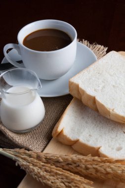 kahve fincanı ve masada kahve çekirdekleri