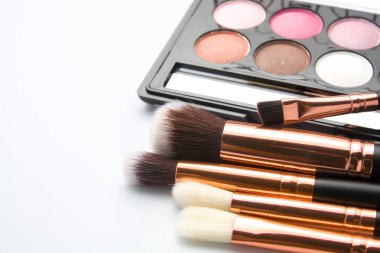 Makyaj fırça üzerine beyaz Far paleti ile ayarla  