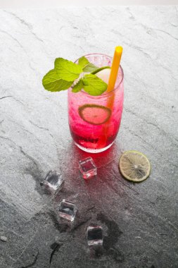 Kırmızı soda kireç kireç içkiyle