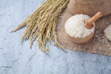 Tayland kokulu Yasemin pirinç bir kase altın spike