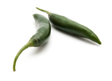 Kırmızı ve yeşil biber izole sıcak 