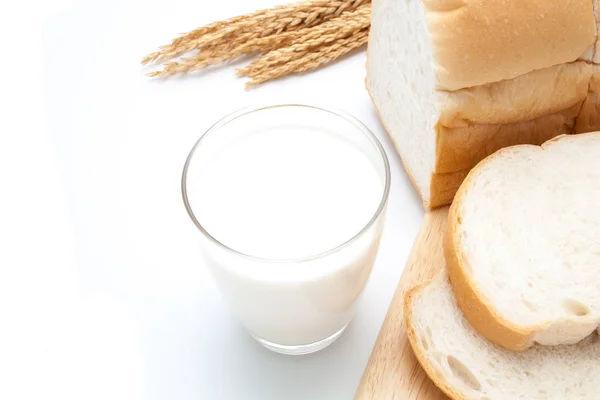 Copo de leite e pão em fatias — Fotografia de Stock