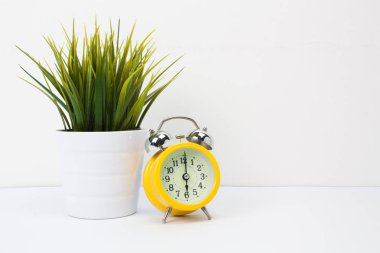 Sarı eski retro tarzı çalar saat 