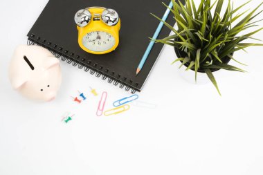 çiçek ve kahve fincanı t ofis resepsiyon masası bilgisayar ile malzemeleri