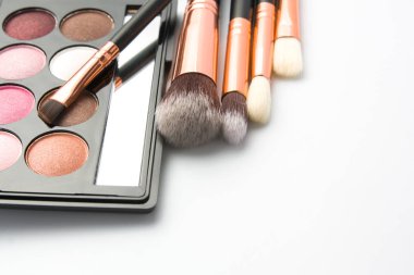 Makyaj fırça üzerine beyaz Far paleti ile ayarla  