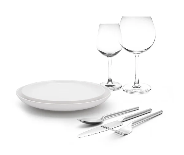 Tenedor y cuchillo en servilletas rojas y copas de vino — Foto de Stock