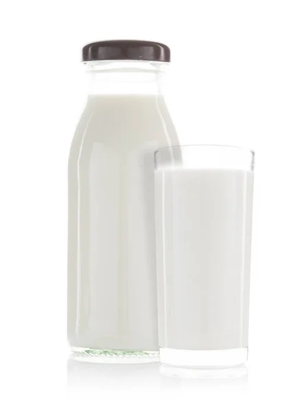 Uma xícara de leite e garrafa de leite isolado — Fotografia de Stock
