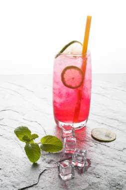 Kırmızı soda kireç kireç içkiyle