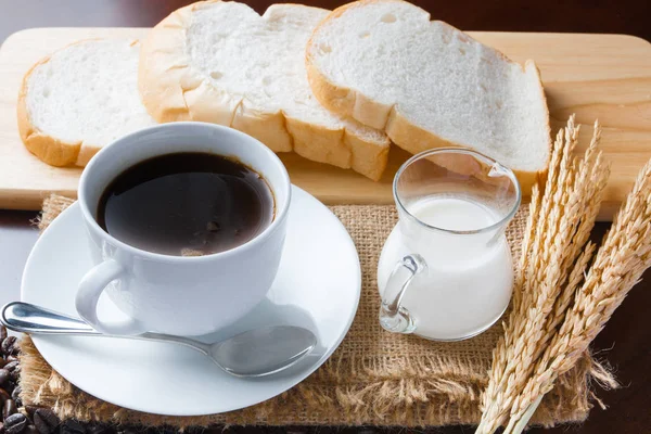 Xícara de café e grãos de café na mesa — Fotografia de Stock