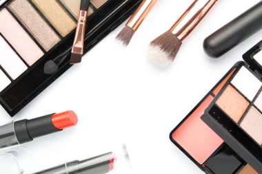 Makyaj fırça üzerine beyaz Far paleti ile ayarla  