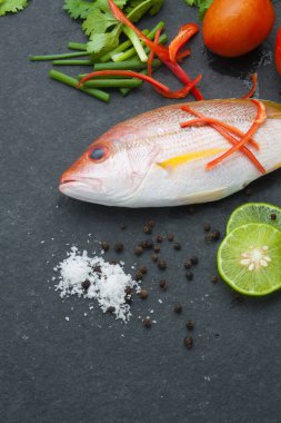 taze balık fileto aromatik otlar baharat ile lezzetli bölümü