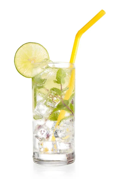 Bevanda ghiacciata isolata con menta e limone soda — Foto Stock