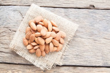 Grup badem çuval üzerinde