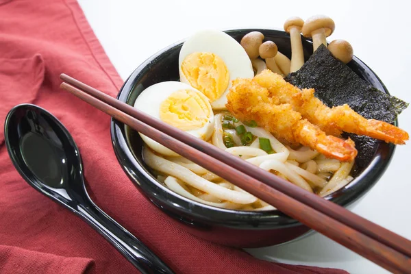 Japanse witte udon noedels in zwarte kom — Stockfoto