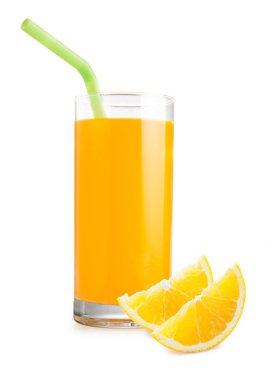 Güzel meyve portakal suyu ve portakal dilimleri içerken 