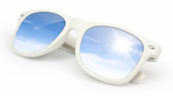 Белые солнцезащитные очки с небом и облаками в отражении — стоковое фото
