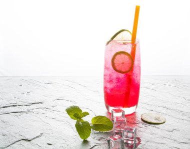 Kırmızı soda kireç kireç içkiyle