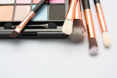 Makyaj fırça üzerine beyaz Far paleti ile ayarla  