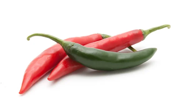 Czerwony i zielony hot chili peppers na białym tle — Zdjęcie stockowe