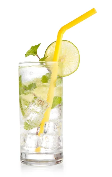 Bevanda ghiacciata isolata con menta e limone soda — Foto Stock