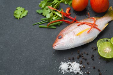 taze balık fileto aromatik otlar baharat ile lezzetli bölümü