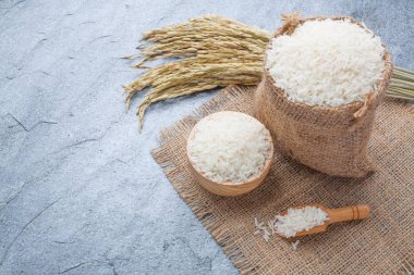 Tayland kokulu Yasemin pirinç bir kase altın spike