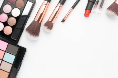 Makyaj fırça üzerine beyaz Far paleti ile ayarla  