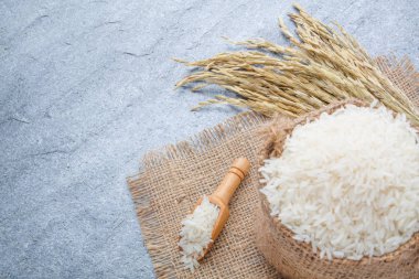 Tayland kokulu Yasemin pirinç bir kase altın spike