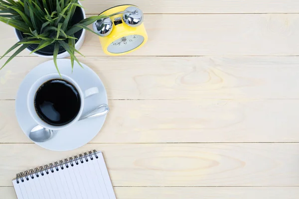 Meja kantor dengan komputer memasok bunga dan cangkir kopi t — Stok Foto