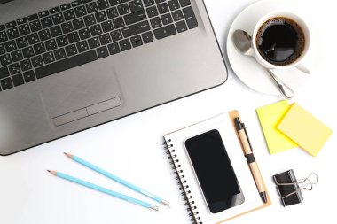 çiçek ve kahve fincanı t ofis resepsiyon masası bilgisayar ile malzemeleri