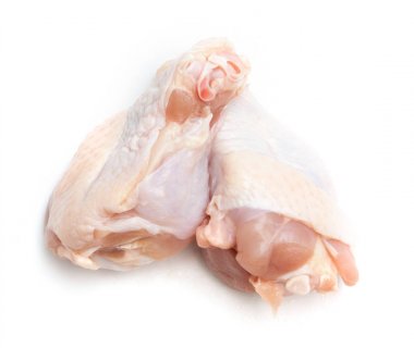 beyaz izole çiğ tavuk budu