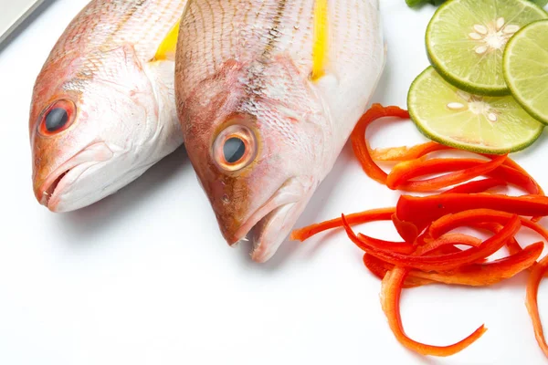 taze balık fileto aromatik otlar baharat ile lezzetli bölümü