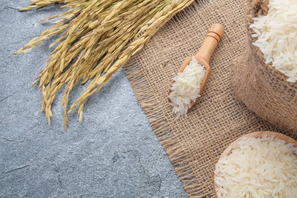 Tayland kokulu Yasemin pirinç bir kase altın spike