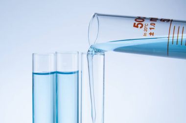 Madde üzerinde laboratuvar test tüpleri