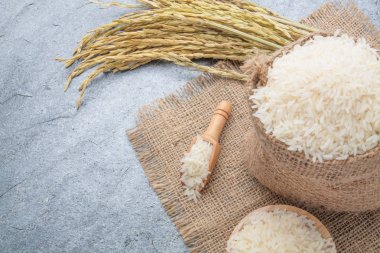 Tayland kokulu Yasemin pirinç bir kase altın spike