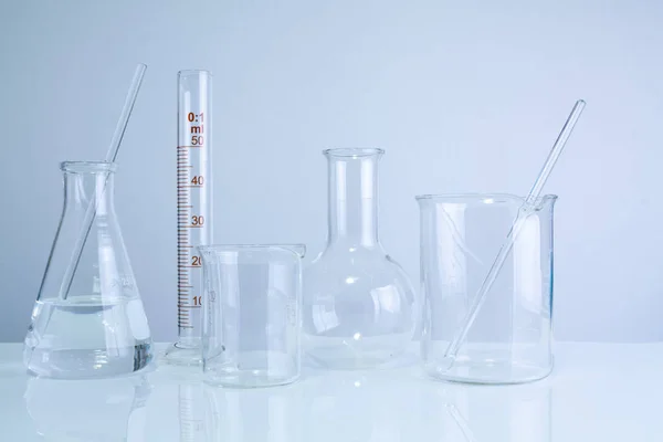 A táblázat, a tudományos kutatás szimbolikus laboratóriumi üvegeszközök. — Stock Fotó