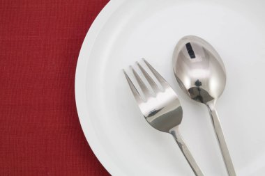 Çatal ve bıçakla kaplanmış. 