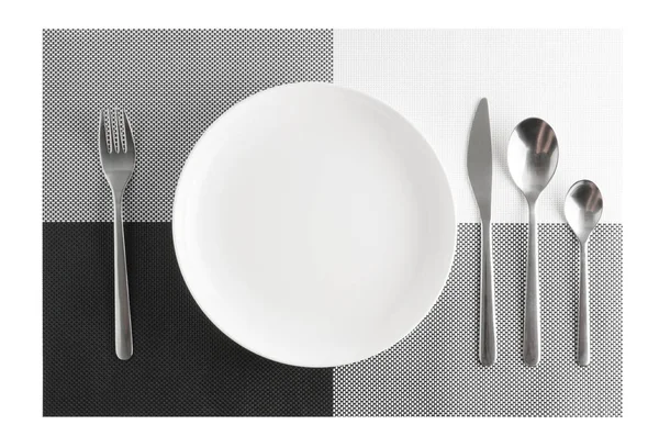 제품 또는 flatware 세트와 접시 흰색 절연 — 스톡 사진