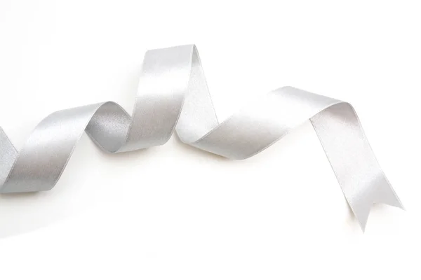 Ασημένια κορδέλα τόξο σε φωτεινό ασημί λευκό χρώμα γκρι απομονωμένες — Φωτογραφία Αρχείου